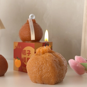 Realistische Orangen Duftkerze mit Textur und einer eleganten roten Geschenkbox