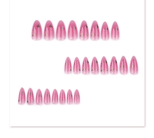 Dettaglio unghie a mandorla sfumate rosa con glitter dorati a forma di stella lucida