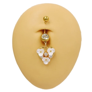 Detail eines goldenen Herz-Bauchnabelpiercings mit weißen Blumen und Zirkon auf Silikonform