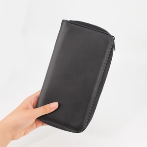 Détail d'une trousse à pinceaux noire en cuir PU avec fermeture éclair solide à la main