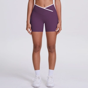 Détail du short de yoga taille haute avec taille croisée en V et liseré blanc contrastant