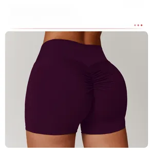 Gros plan sur le short de yoga taille haute avec effet scrunch butt pour galber les fesses