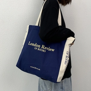 Dettaglio della borsa tote in tela blu e beige con stampa London Review of Books