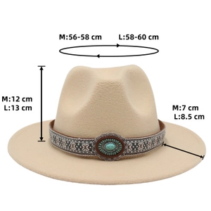 Gros plan d'un chapeau fedora beige avec boucle ethnique turquoise et détails de taille