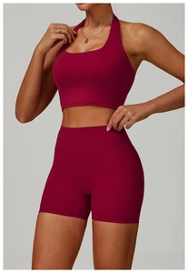Détail du soutien-gorge de sport licou bordeaux et du short taille haute élastique