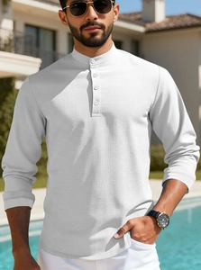 Tessuto a nido d'ape bianco testurizzato sulla polo Henley da uomo a maniche lunghe