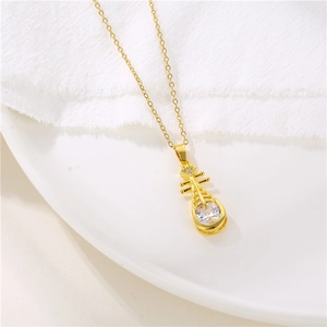 Collana con ciondolo pipa in oro 18 carati e zirconi su un piatto di ceramica bianco