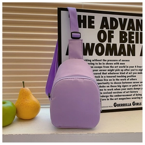 Détail d'un sac de poitrine en nylon violet pour enfants avec sangle réglable