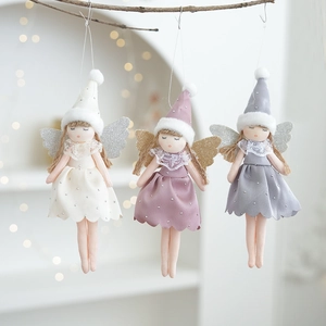 Détail de trois figurines d'anges de Noël en velours avec des ailes pailletées