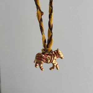 Vue détaillée du pendentif zèbre fait main avec finition dorée et détails en émail