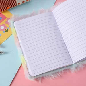 Simpatico taccuino in peluche arcobaleno con pagine a righe visto da 45 gradi