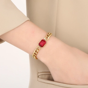 Vue détaillée du bracelet gourmette plaqué or 18K avec un grand cristal rouge rectangulaire