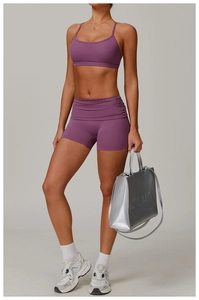 Détail d'un ensemble de yoga violet avec soutien-gorge de sport et short taille haute