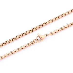 Détail d'une chaîne carrée en acier inoxydable rose doré avec un fermoir mousqueton solide
