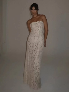 Elegante ivoren strapless kanten zeemeerminjurk met gebloemde gehaakte patronen