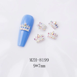 Détail des breloques couronne pour ongles avec strass colorés sur base argentée