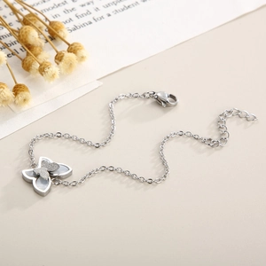Vista macro dettagliata del bracciale farfalla argento con inserto in conchiglia e chiusura