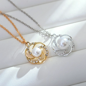 Collier rétro français avec pendentif camélia en perles d'eau douce en or et argent