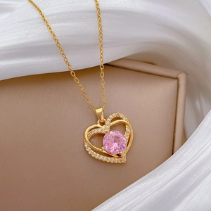 Collier double cœur rose en acier plaqué or avec des cristaux brillants étincelants
