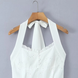 Haut licou blanc avec broderie florale, dentelle et boutons décoratifs sur le devant