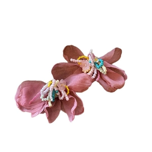Pendientes de flores de gasa rosa con bordado de cuentas de colores, accesorio chic de mujer