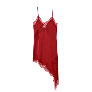 Détail de la robe en satin rouge avec bordure en dentelle et ourlet asymétrique
