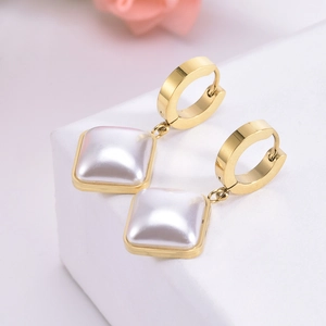 Boucles d'oreilles créoles dorées avec breloques carrées en perles blanches élégantes