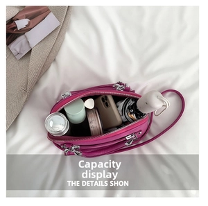 Vue de dessus d'un sac bandoulière en similicuir magenta montrant sa grande capacité