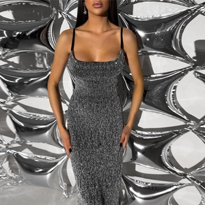 Robe longue argentée chic style Y2K avec décolleté en U et silhouette moulante scintillante