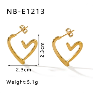Detail view of 18K gold hollow heart earrings with 2.3cm dimensions and 5.1g weight info