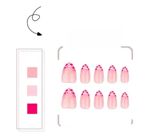 Dettagli di unghie finte a mandorla corte con base rosa e motivi a cuore rosso