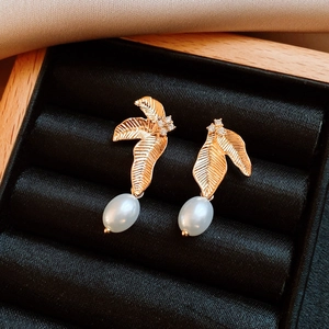 Vintage Leaf Artificial Pearl Earrings For Women Alloy Rhinestone Elegant Studs With Silver Earring Post Versatile Luxury Jewelry