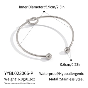 Dettaglio del diametro interno di 5,9 cm e peso di 6 g di questo bracciale in acciaio argento