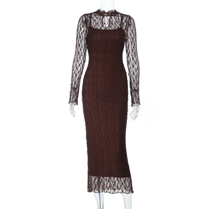 Robe longue en dentelle marron à manches longues avec fond de robe assorti coupe ajustée