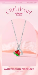 Détail du pendentif pastèque avec émail rouge et pierres de zircon scintillantes