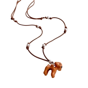 Collier pendentif chiot rétro avec chien en émail brun et perles argent sur cordon