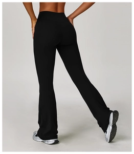 Vue arrière du pantalon de yoga évasé noir taille haute montrant la coupe galbante
