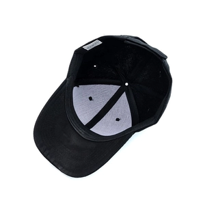 Vista interna del cappellino nero che mostra l'etichetta 100% acrilico e la fascia