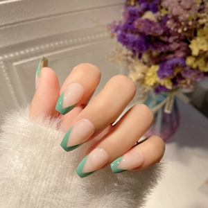 Faux ongles French court ballet avec pointes en V vert matcha sur une base rose nude