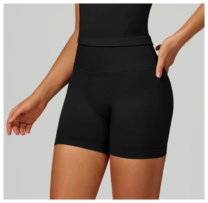 Dettaglio dei pantaloncini modellanti neri senza cuciture con ampia fascia addominale