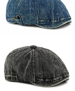 Detail van gewassen denim krantenjongenspetten met bronzen metalen gespen