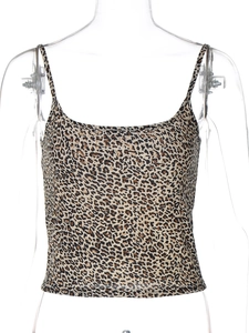 Dettaglio del crop top leopardato con motivo giallo e marrone su manichino invisibile