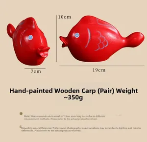 Details der roten Koi-Fischfiguren aus Holz mit Maßen 19x10x7cm als Hochzeitsdekoration