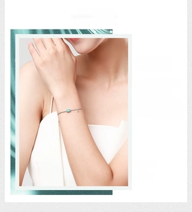 Vue détaillée du bracelet en argent S925 avec un cristal vert de coupe rectangulaire