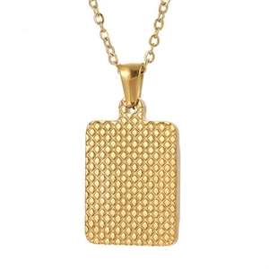 Détail d'un collier pendentif rectangulaire plaqué or 18K avec motif en diamant