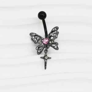 Vue détaillée du piercing de nombril papillon noir avec zircon cœur rose et croix