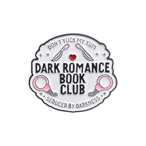 Dunkle Romantik Buchclub Emaille-Anstecknadel mit Herz, Handschellen und Messermuster