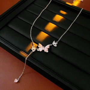 Détail du collier papillon en argent avec nacre rose et pierres de zircone cubique
