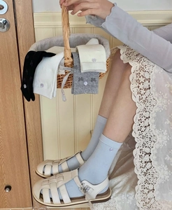 Chaussettes en coton avec nœud dans un panier en osier, style esthétique coréen