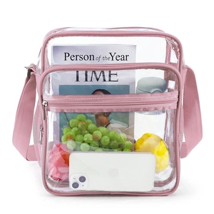 Vue détaillée du sac bandoulière en PVC transparent avec bordure rose et poches
